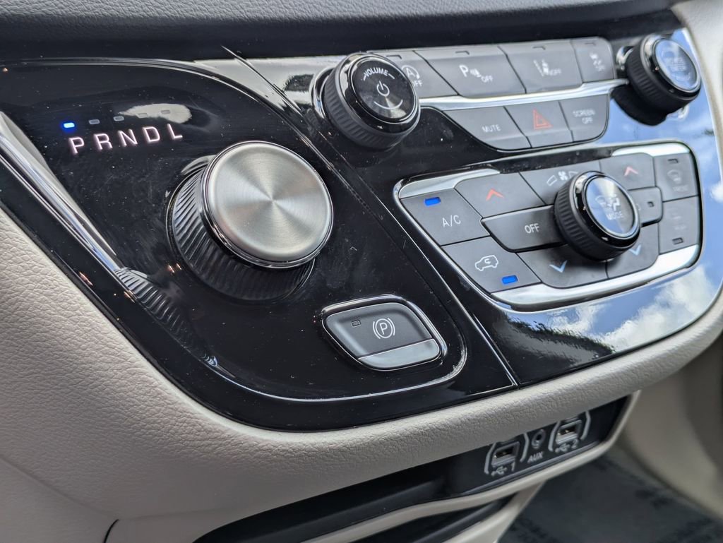 Used 2024 Chrysler Pacifica Touring-L image 22