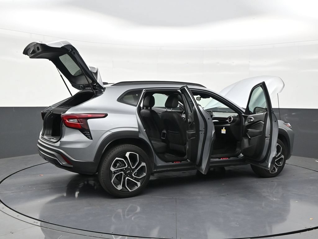 Used 2025 Chevrolet Trax RS w/ Sunroof Package FWD image 27