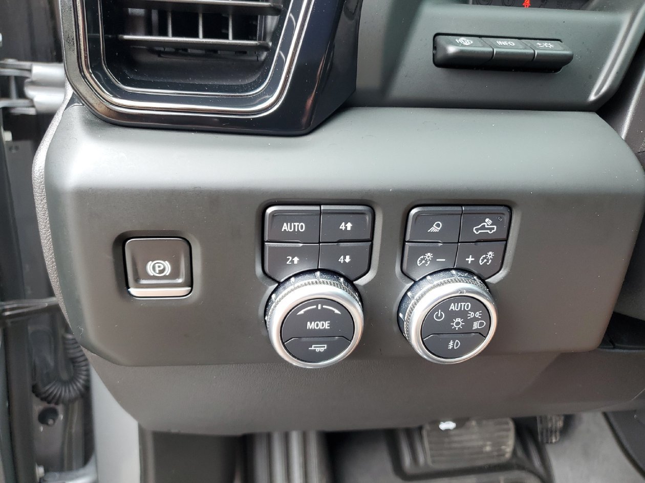 Used 2024 GMC Sierra 1500 AT4 w/ Technology Package AWD/4WD image 30