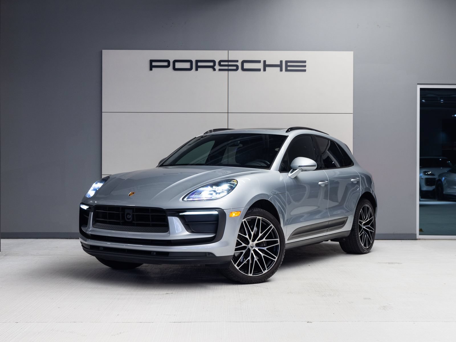 Certified 2024 Porsche Macan AWD/4WD image 1