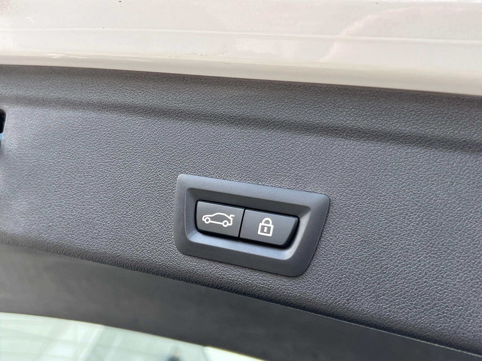 Used 2020 BMW X6 M50i w/ Executive Package image 25