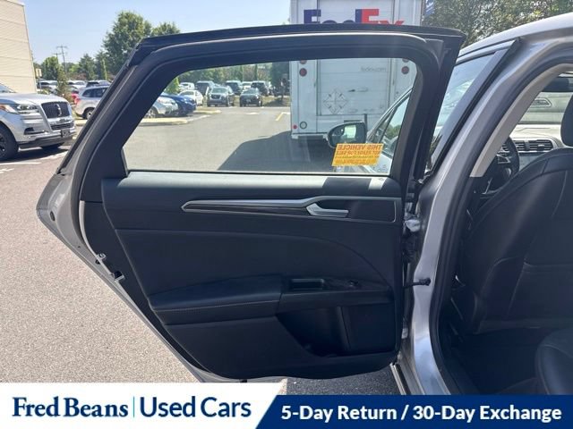 Used 2017 Ford Fusion SE w/ Fusion SE Technology Package FWD image 15
