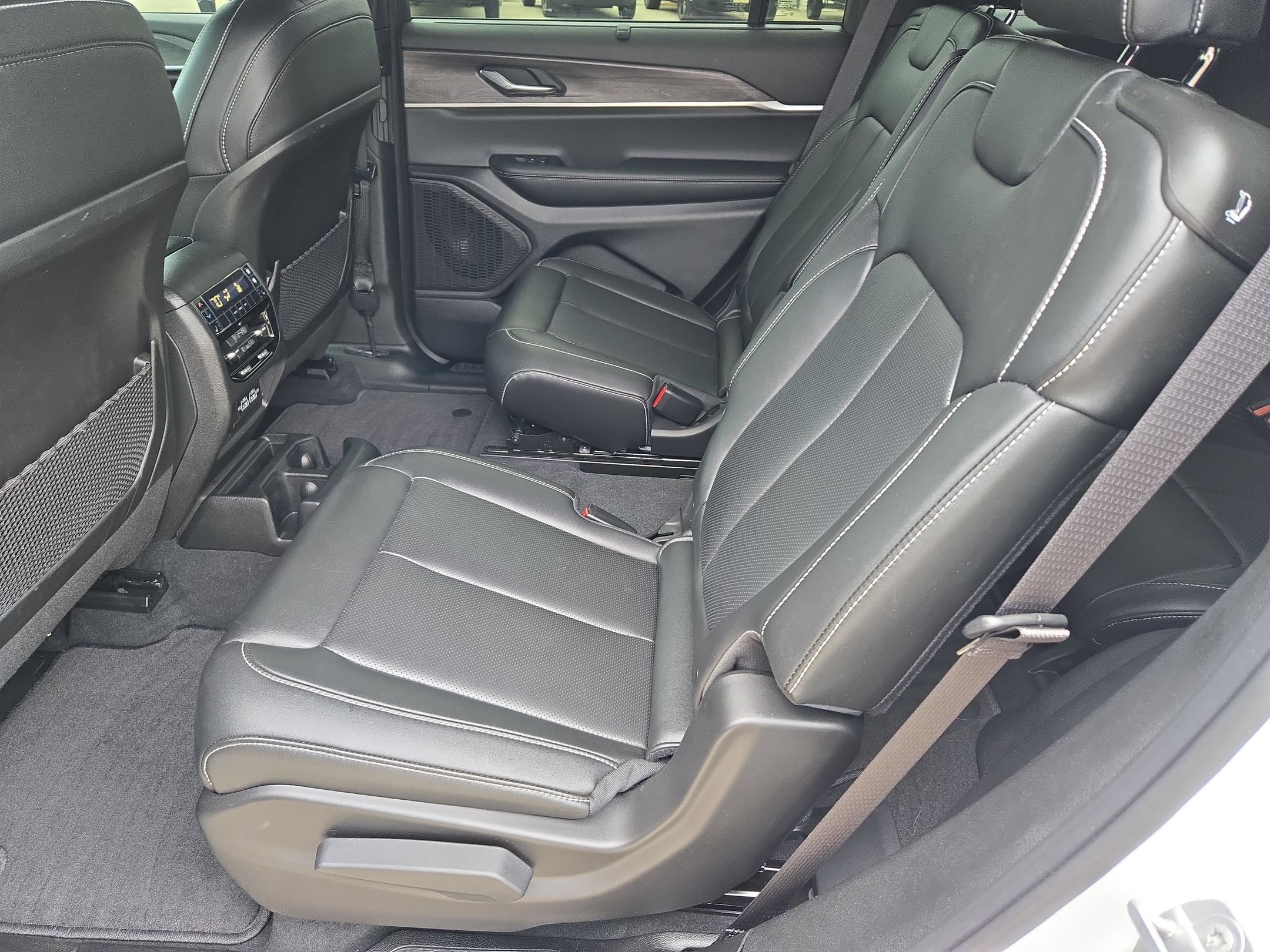 Used 2025 Jeep Grand Cherokee L Limited w/ Luxury Tech Group II RWD image 13