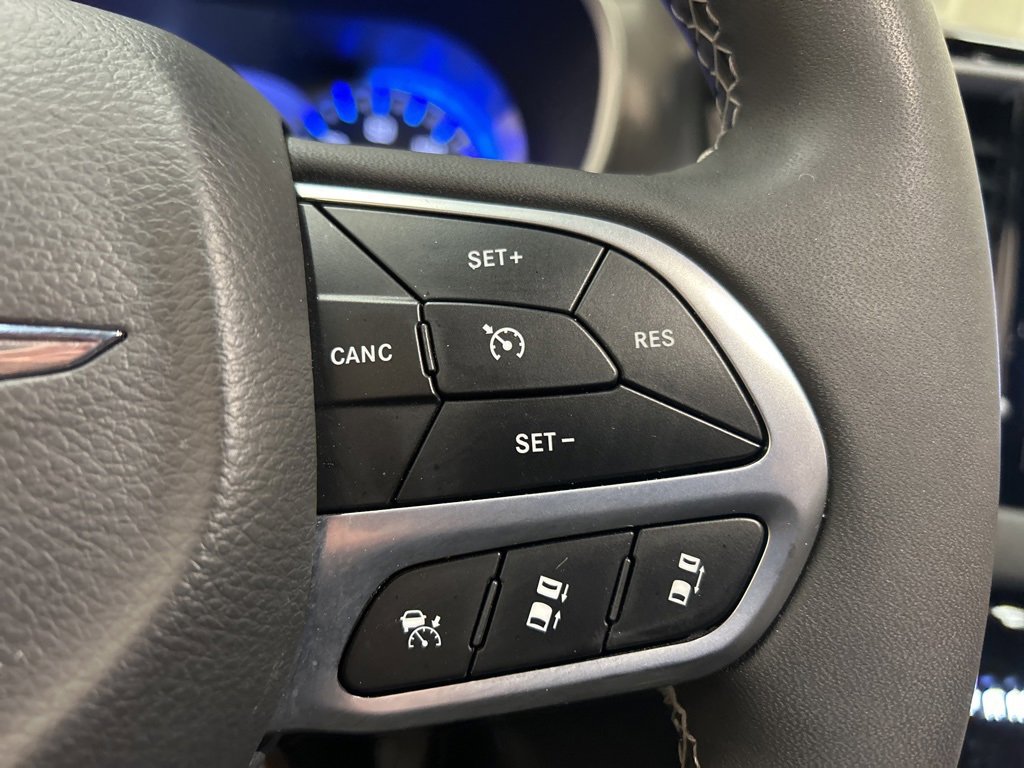 Used 2025 Chrysler Pacifica Select image 22