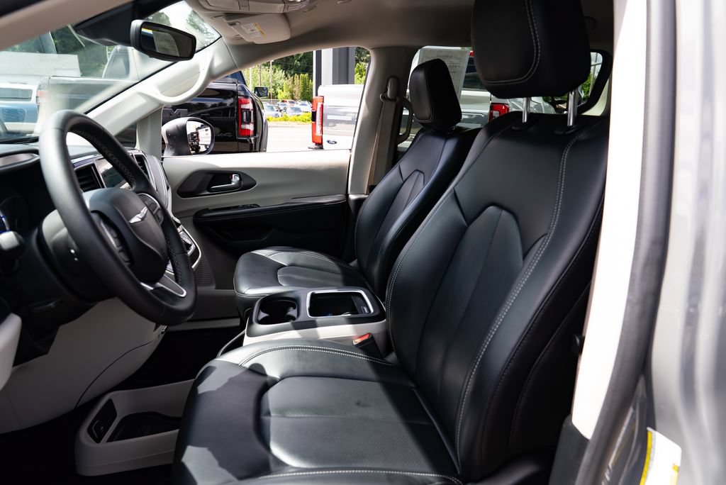 Used 2023 Chrysler Pacifica Touring-L FWD image 17