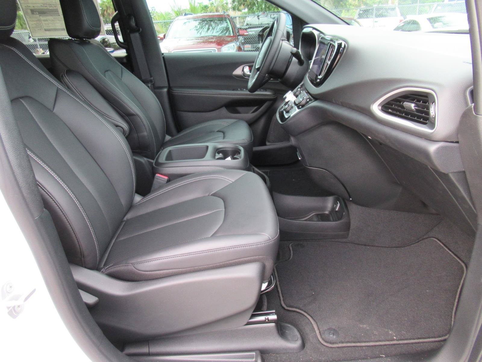 New 2026 Chrysler Voyager LX FWD image 10