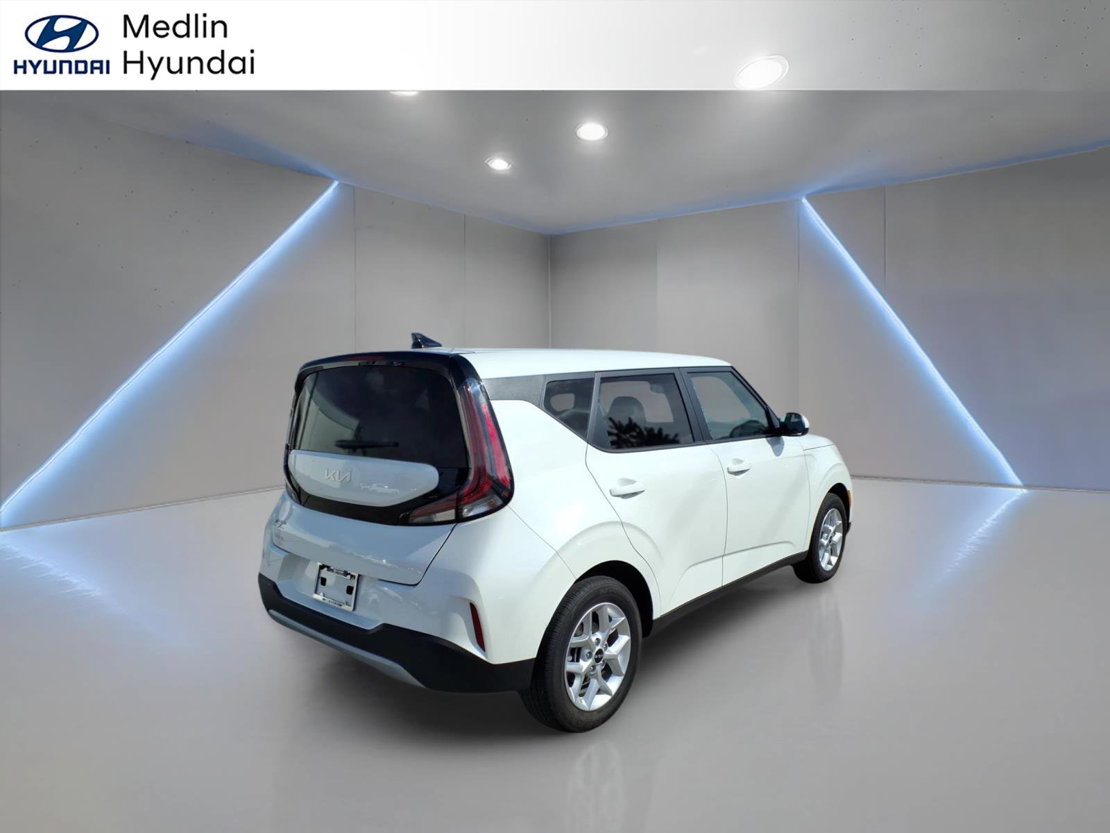 Used 2025 Kia Soul LX w/ LX Technology Package FWD image 3