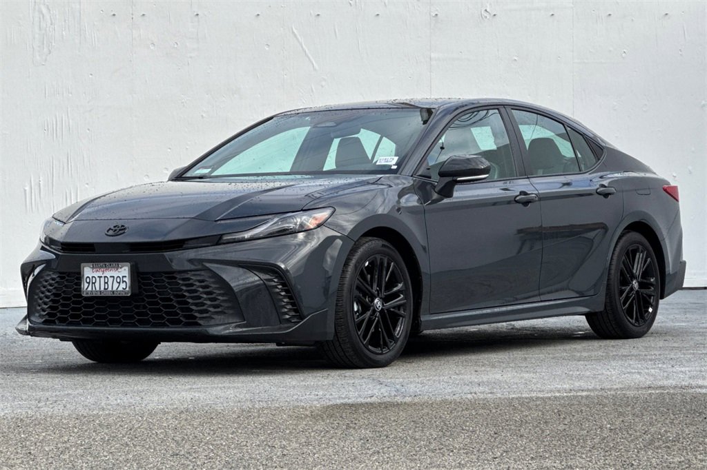 Used 2025 Toyota Camry SE image 7