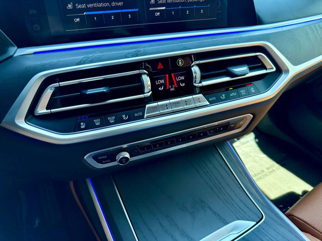 Used 2021 BMW X7 M50i w/ Dynamic Handling Package AWD/4WD image 23