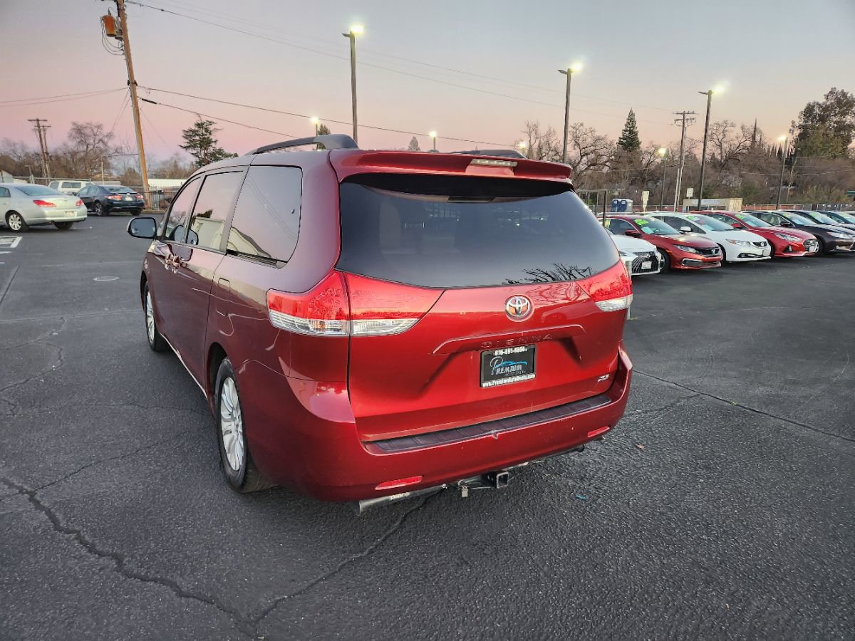 Used 2012 Toyota Sienna XLE image 3