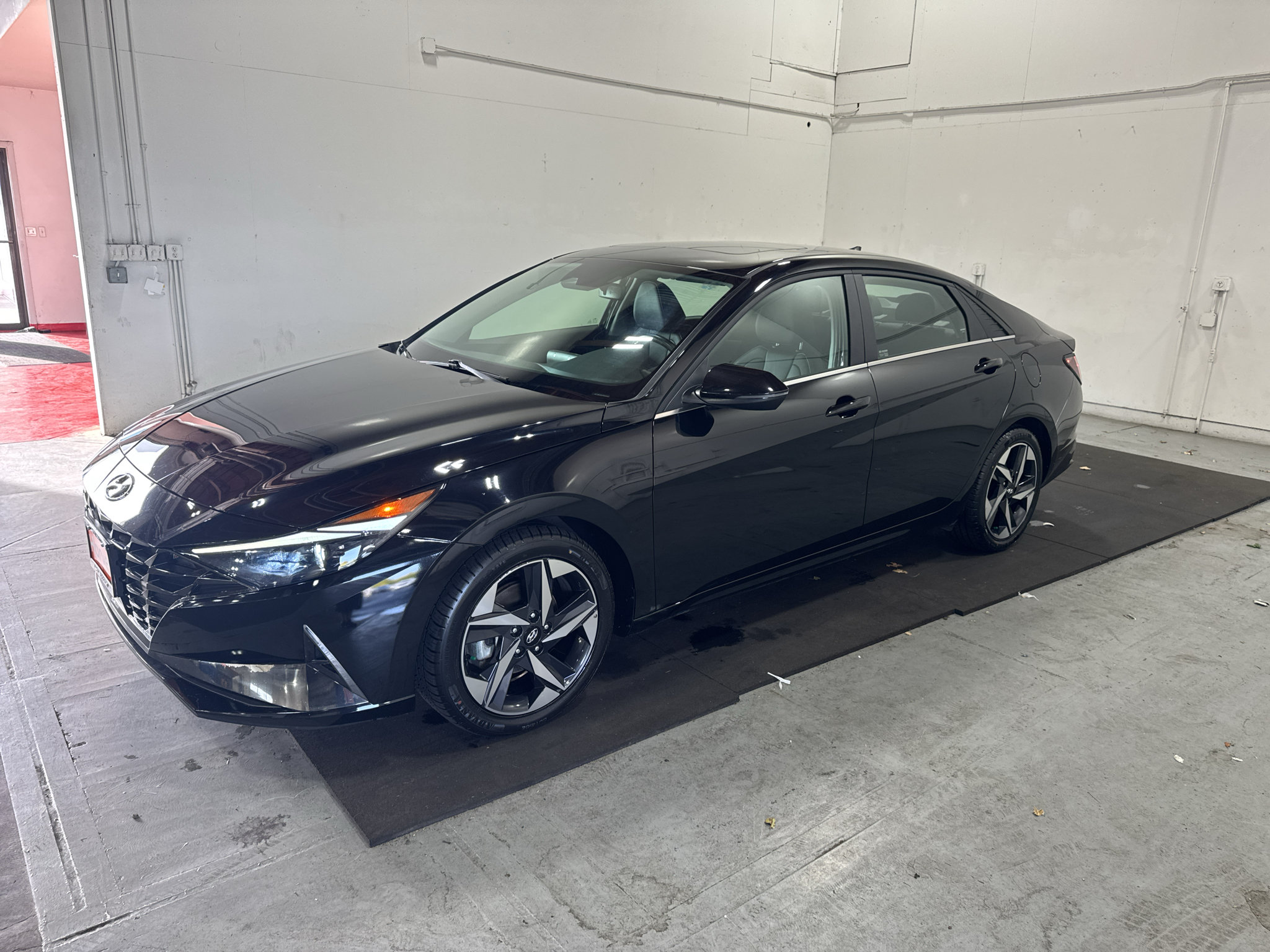 Used 2022 Hyundai Elantra Limited w/ Preferred Accessory Package FWD image 3