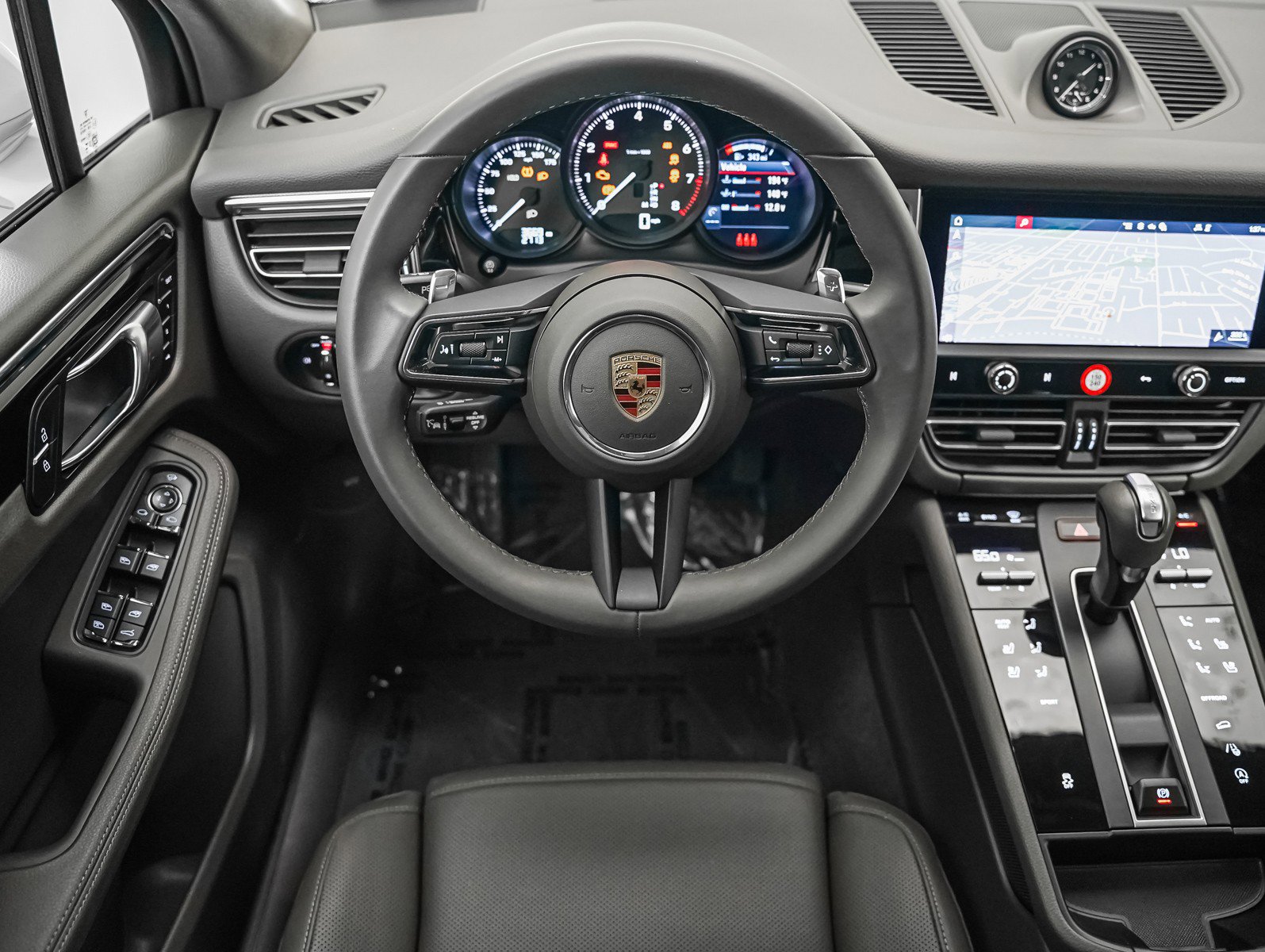 Certified 2025 Porsche Macan image 16