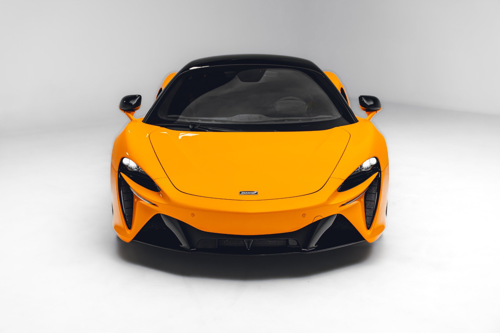 Used 2023 McLaren Artura RWD image 5