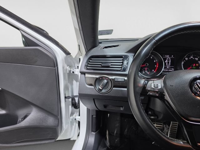 Used 2018 Volkswagen Passat 3.6 FWD image 16