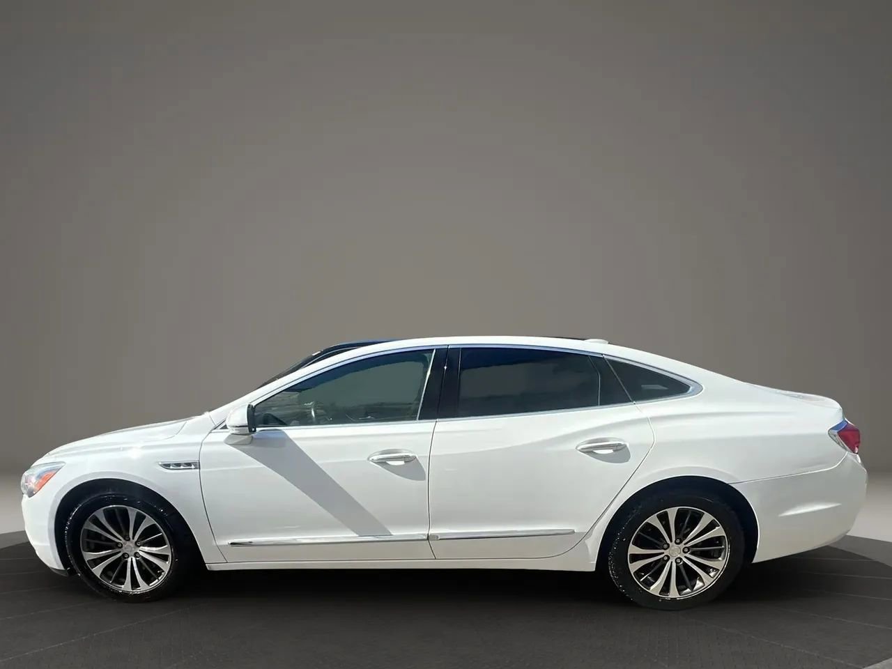 Used 2017 Buick LaCrosse Preferred image 9