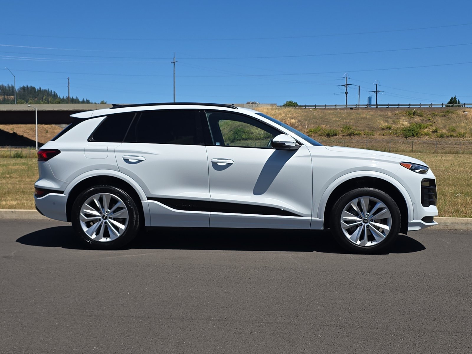Used 2025 Audi Q6 e-tron Premium RWD image 2