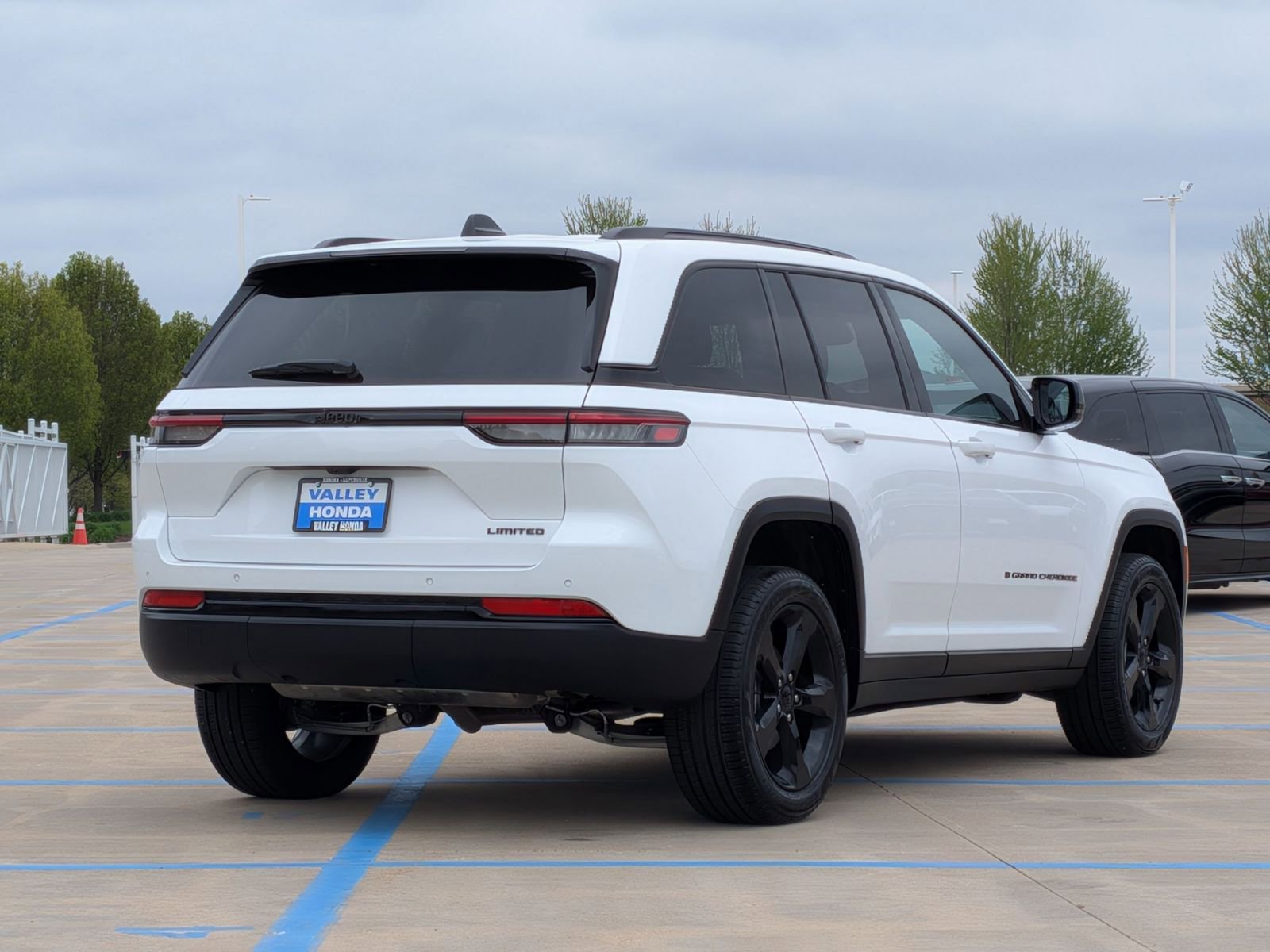 Used 2024 Jeep Grand Cherokee Limited w/ Black Appearance Package AWD/4WD image 6