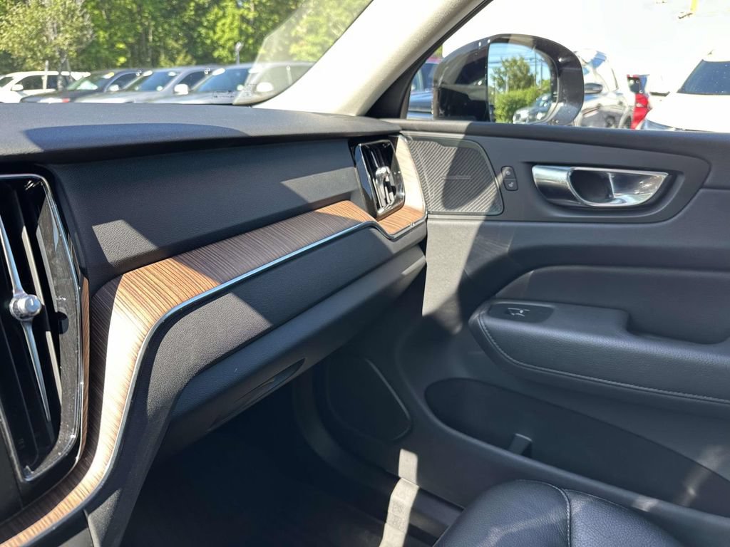 Used 2022 Volvo XC60 B5 Momentum w/ Climate Package AWD/4WD image 32
