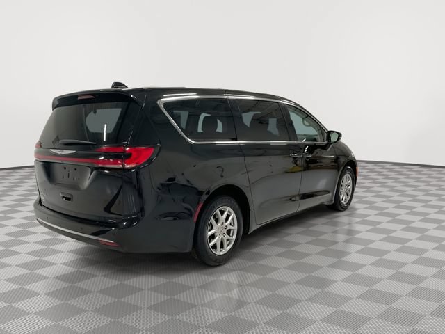 Used 2024 Chrysler Pacifica Touring-L FWD image 11