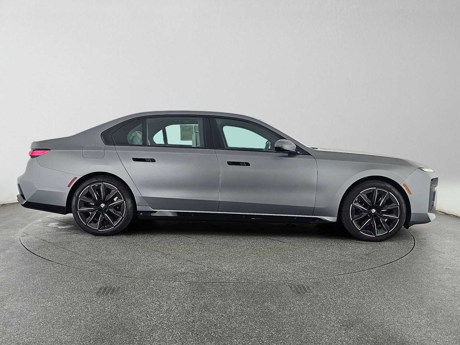 Used 2023 BMW 760i xDrive AWD/4WD image 2