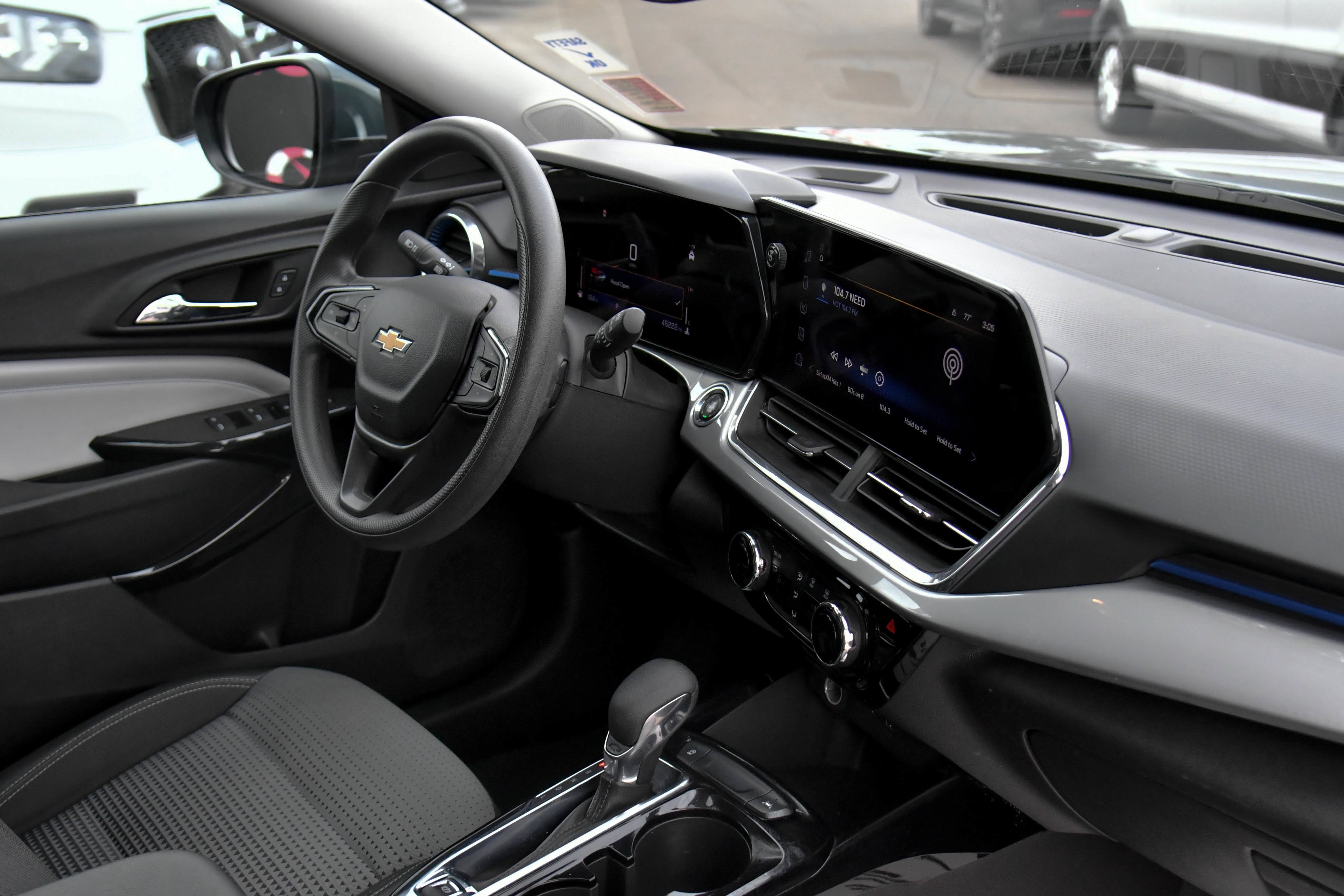 Used 2025 Chevrolet Trax LT FWD image 43