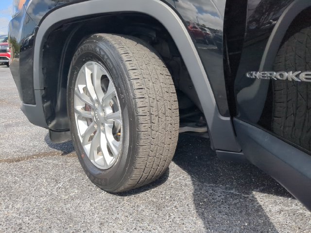 Used 2019 Jeep Cherokee Latitude w/ Popular Appearance Group FWD image 33