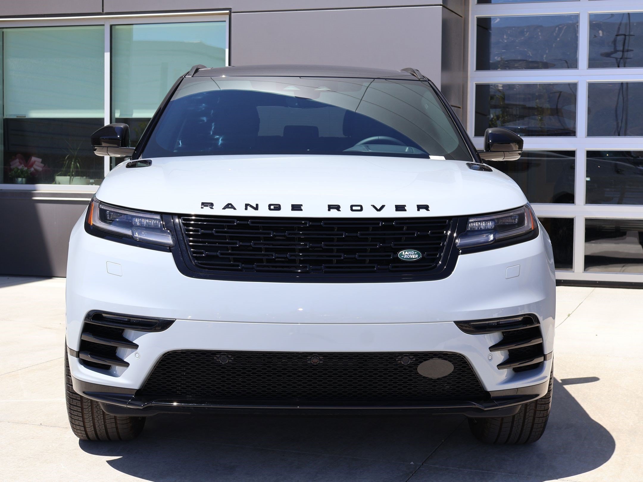 New 2026 Land Rover Range Rover Velar Dynamic SE AWD/4WD image 2