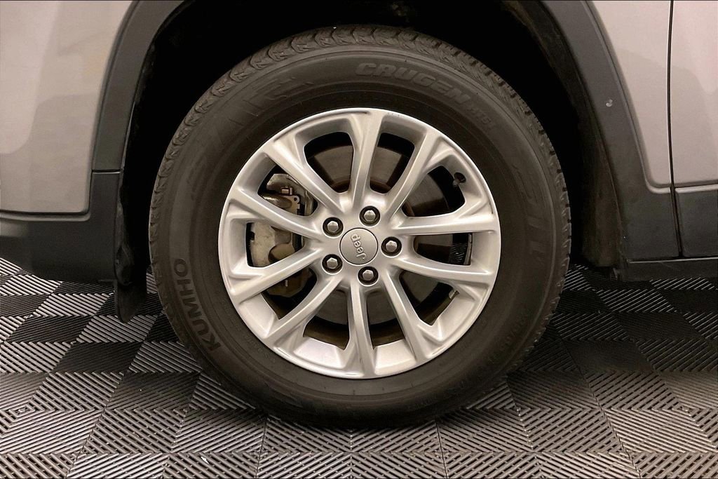 Used 2020 Jeep Cherokee Latitude w/ Cold Weather Group image 7