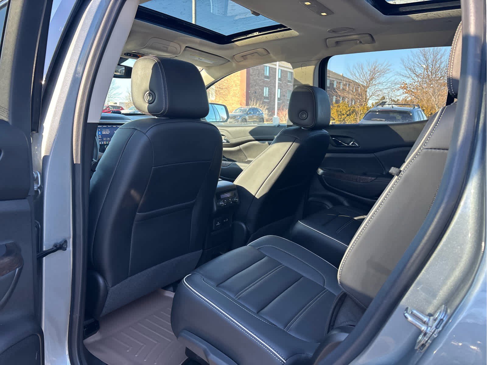 Used 2023 GMC Acadia Denali image 5