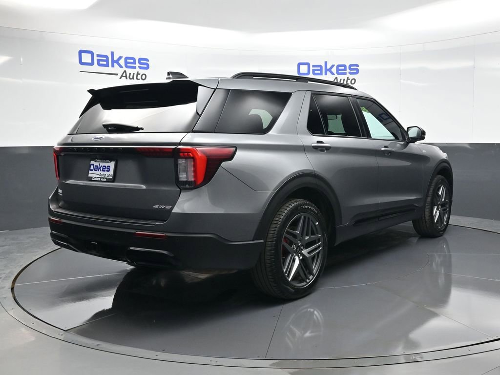 Used 2025 Ford Explorer ST-Line w/ ST-Line Street Pack image 8