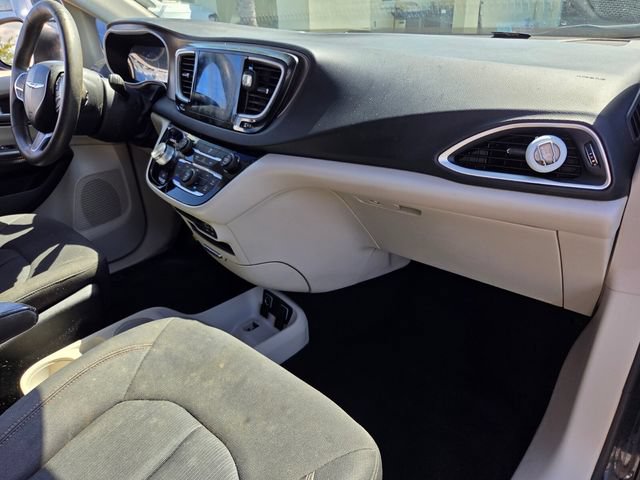 Used 2017 Chrysler Pacifica Touring FWD image 18