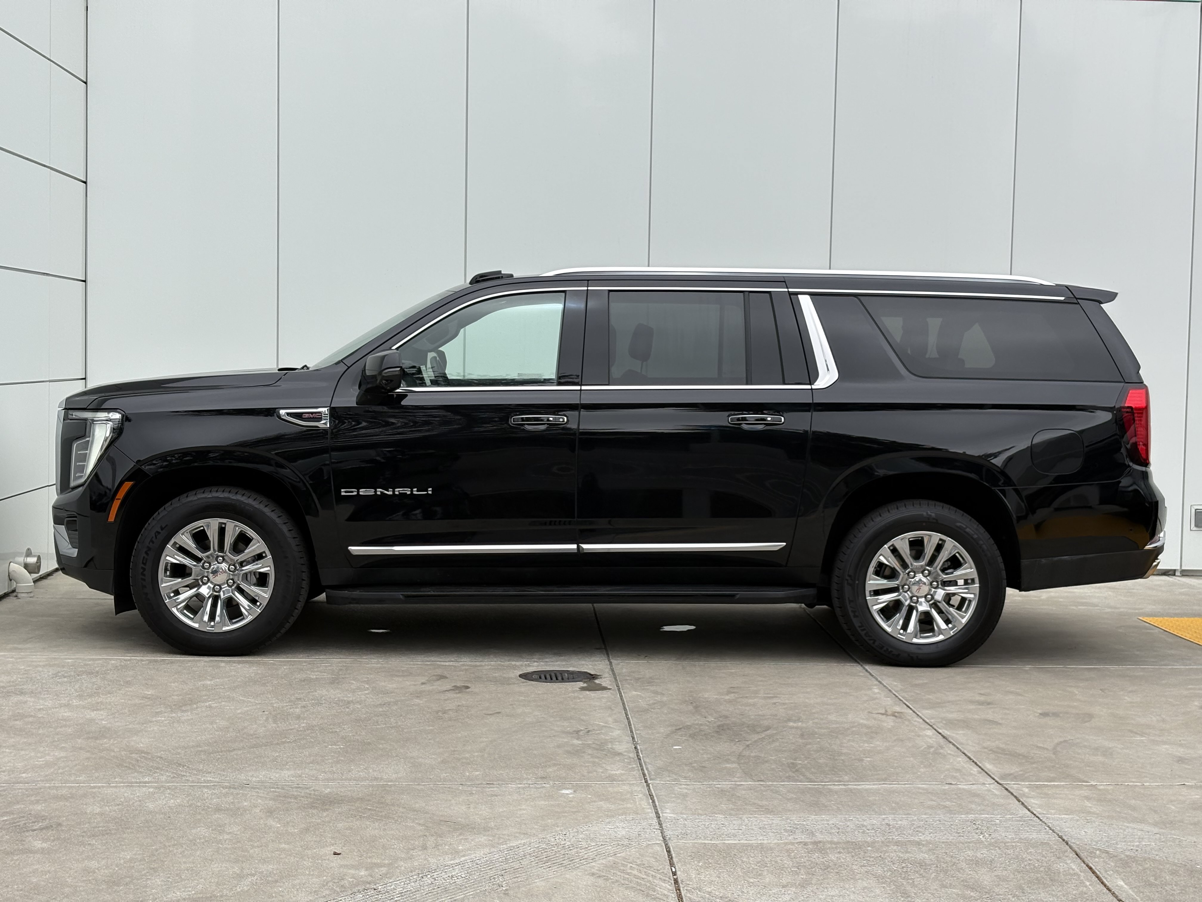 Used 2025 GMC Yukon XL Denali AWD/4WD image 5