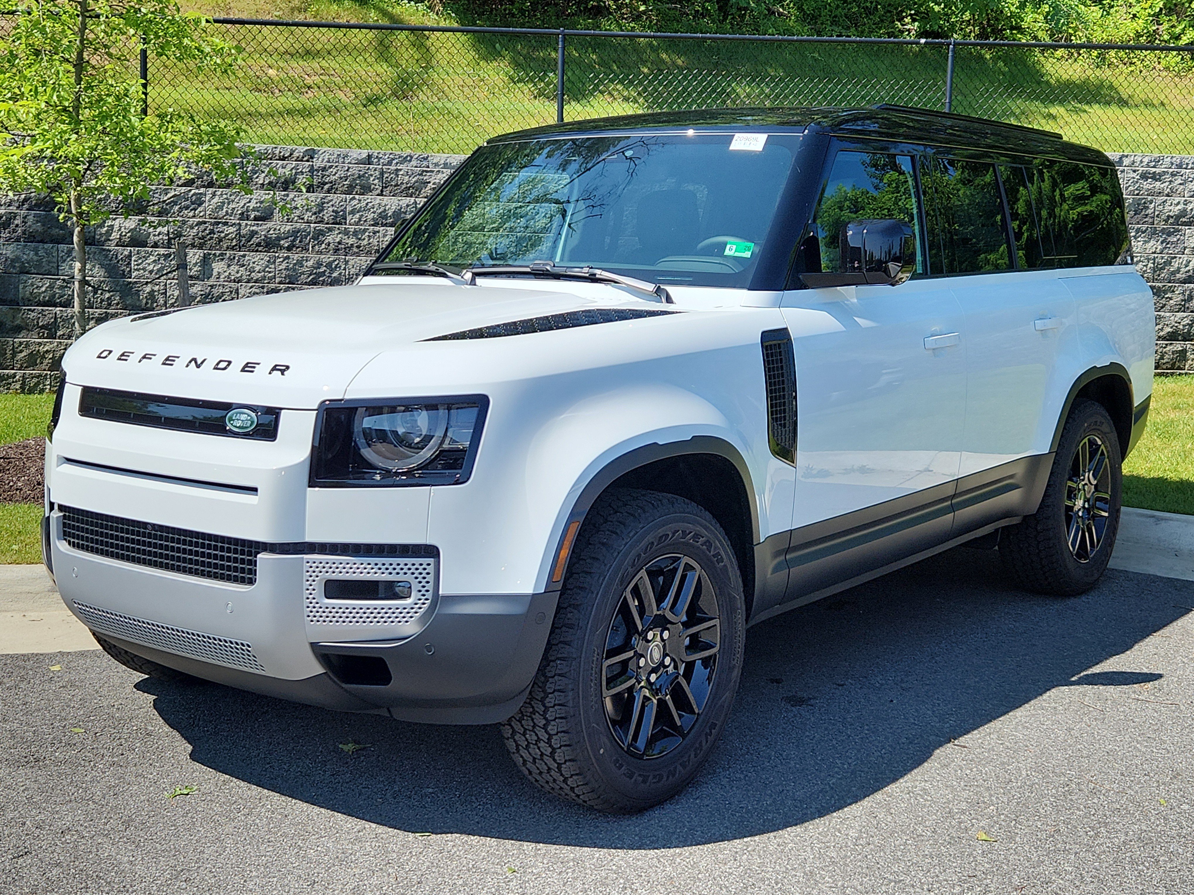 Used 2025 Land Rover Defender 130 S image 1