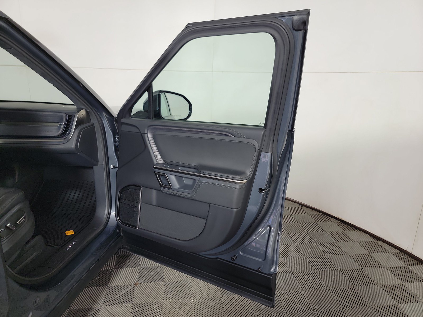 Used 2024 Rivian R1T Adventure AWD/4WD image 18