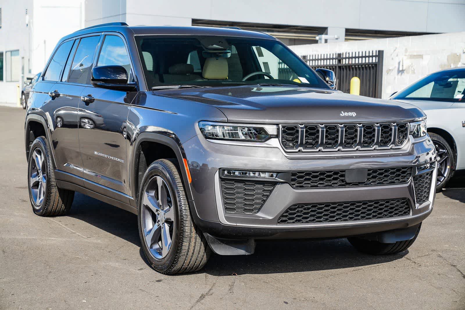 New 2026 Jeep Grand Cherokee Limited RWD image 3