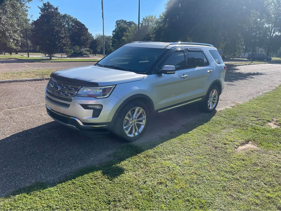Used 2018 Ford Explorer Limited w/ Ford Safe & Smart Package image 2