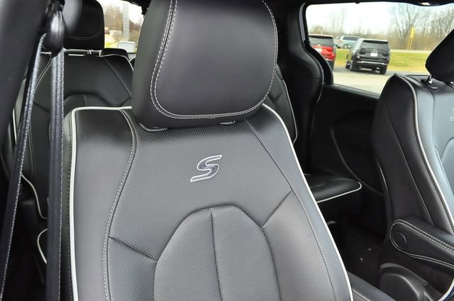 Used 2025 Chrysler Pacifica Limited image 19