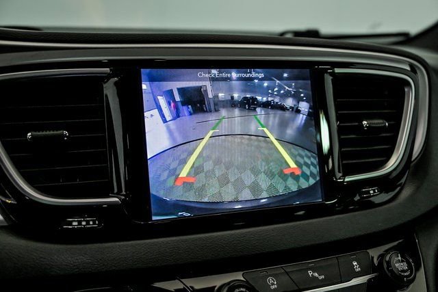Used 2018 Chrysler Pacifica Touring-L Plus image 24