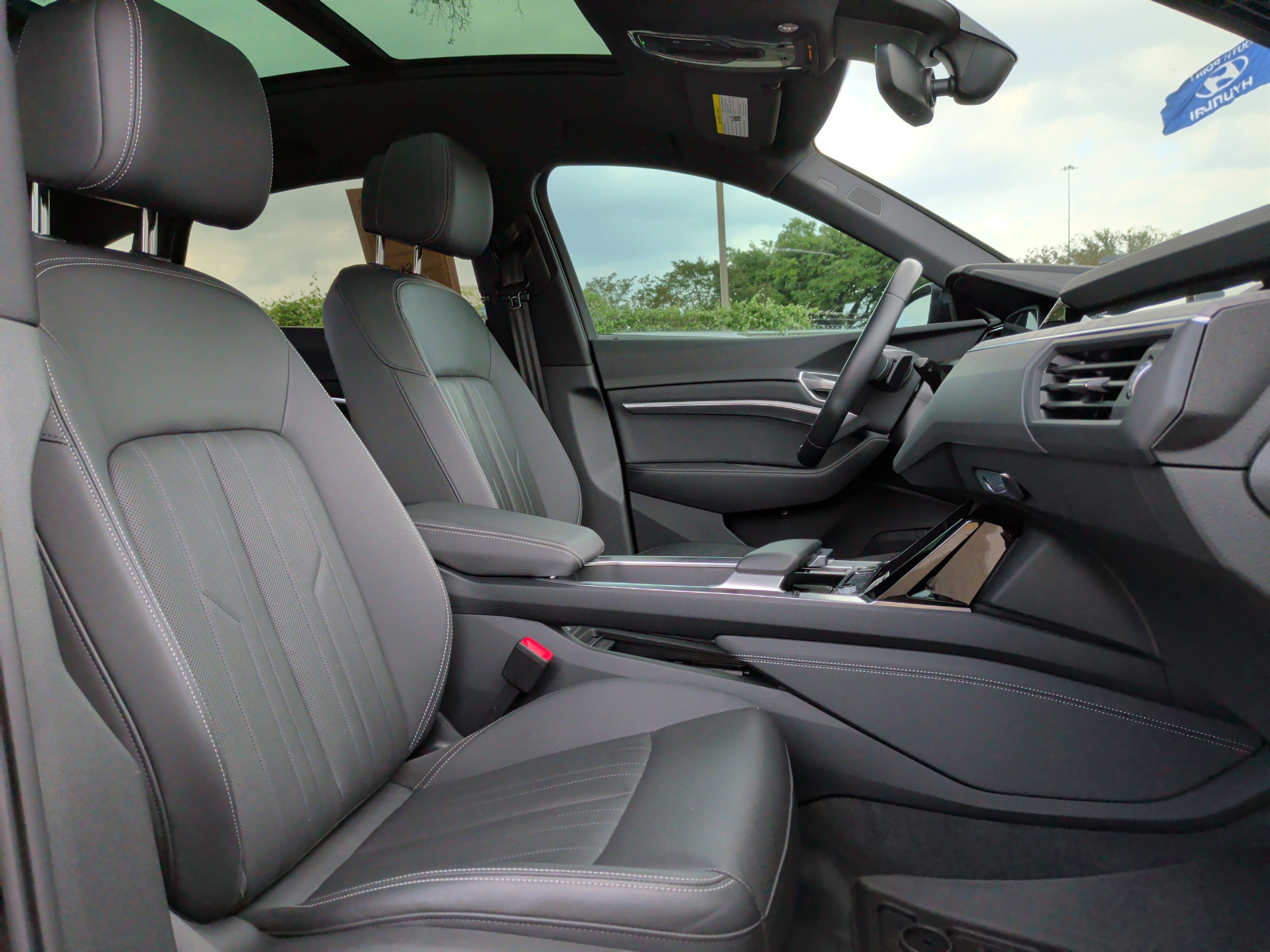 Used 2023 Audi e-tron Premium Plus image 33