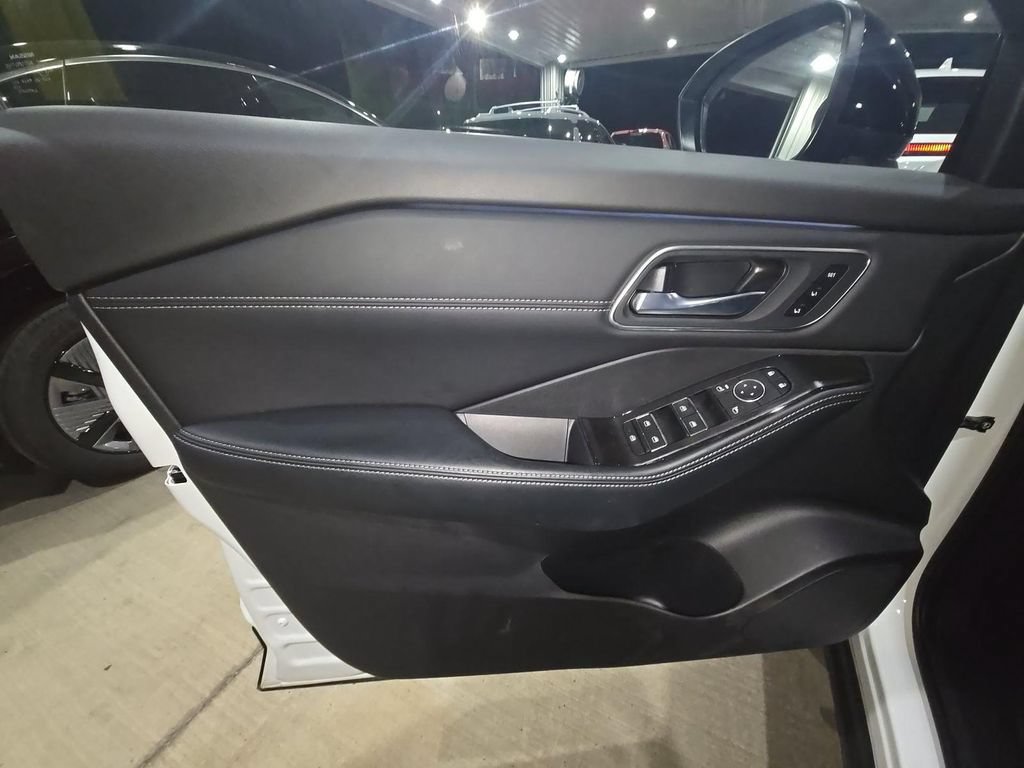 Certified 2026 Nissan Rogue Platinum w/ Platinum Premium Package AWD/4WD image 12