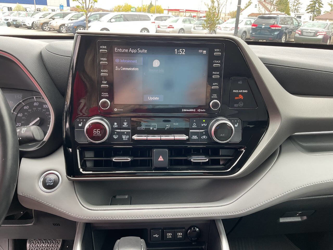 Used 2021 Toyota Highlander XLE AWD/4WD image 28