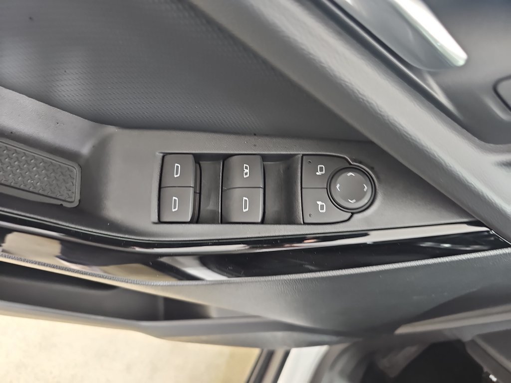 Certified 2025 Chevrolet Equinox LT w/ Safety and Technology Package AWD/4WD image 33