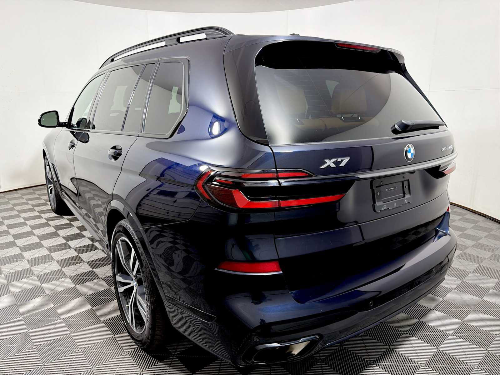 Used 2024 BMW X7 xDrive40i w/ M Sport Package AWD/4WD image 5