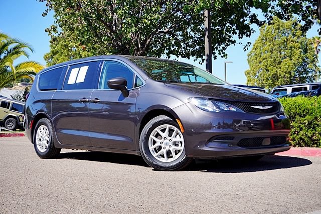 Used 2022 Chrysler Voyager LX FWD image 2