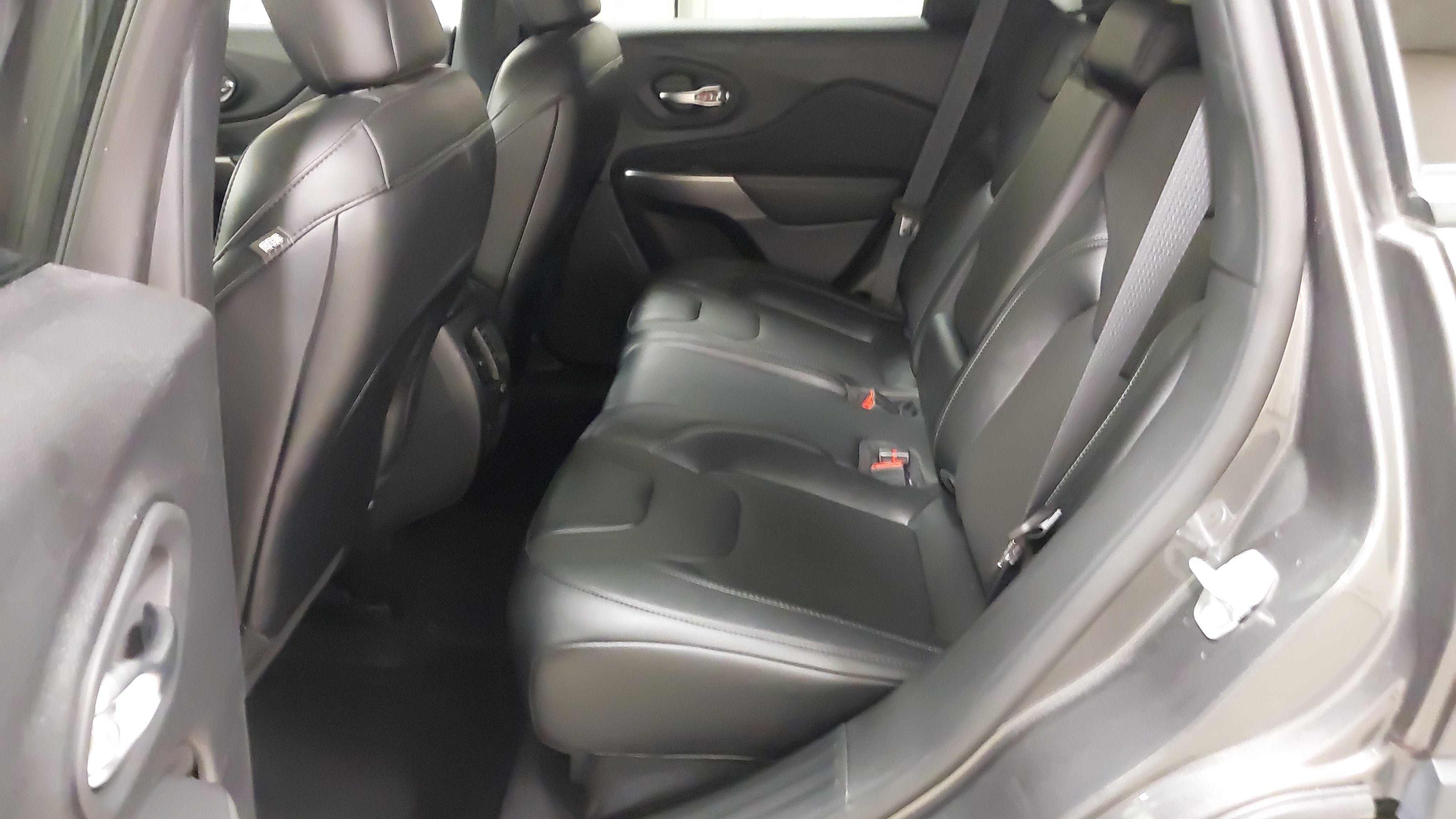 Used 2022 Jeep Cherokee Limited AWD/4WD image 38