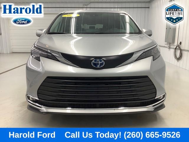 Used 2024 Toyota Sienna XLE FWD image 2