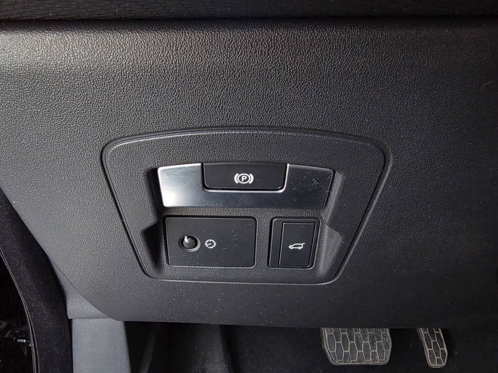 Used 2018 Land Rover Range Rover Velar S image 13