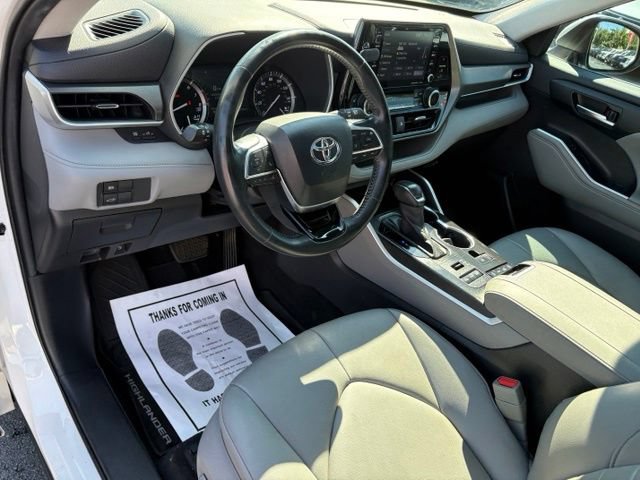 Used 2021 Toyota Highlander XLE AWD/4WD image 25