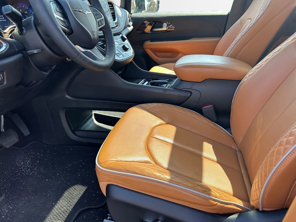 Certified 2023 Chrysler Pacifica Pinnacle AWD/4WD image 12