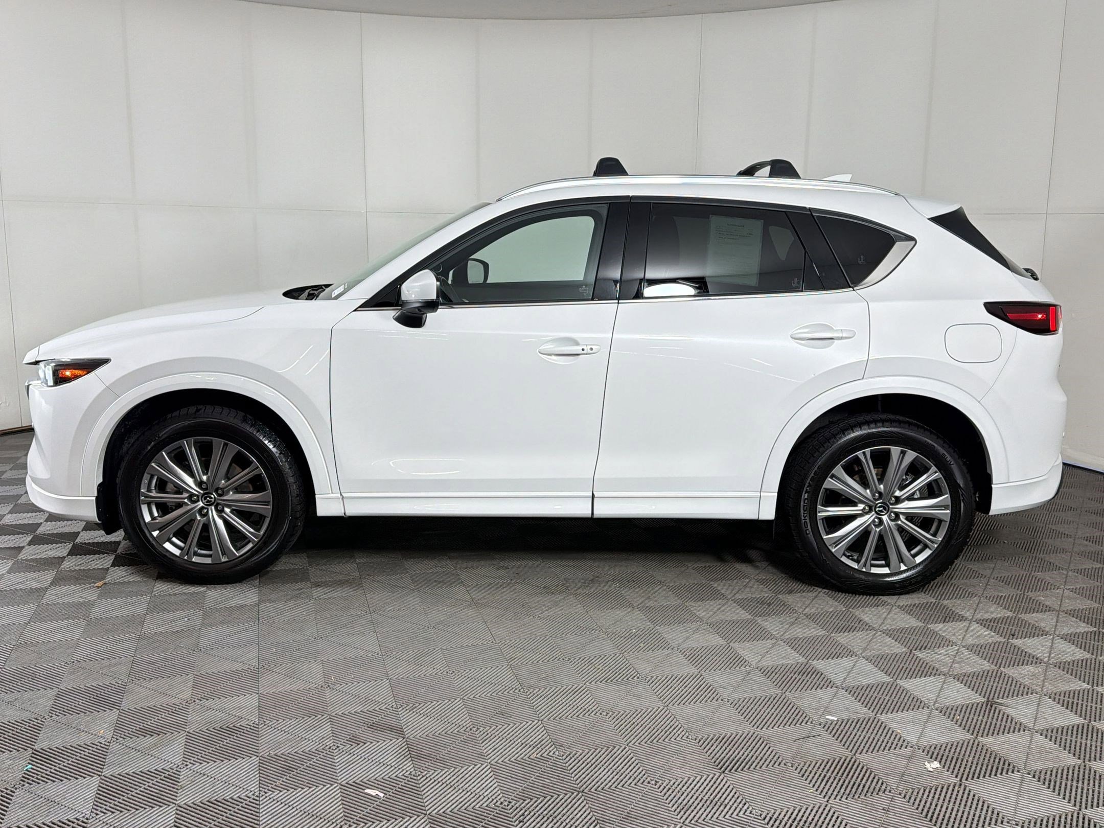 Used 2023 MAZDA CX-5 Signature image 2